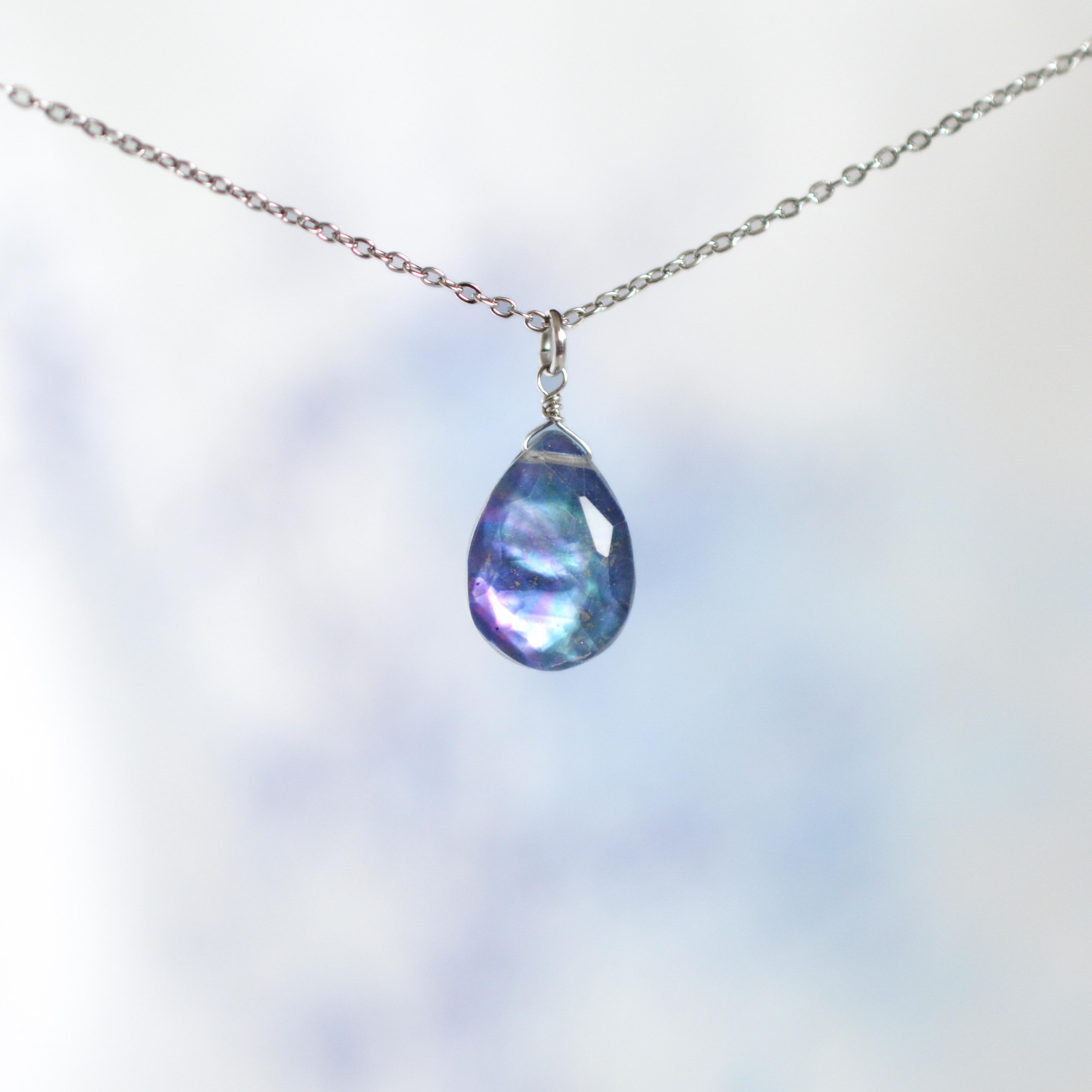 【ラピスラズリ・マザーオブパール・水晶のトリプレットネックレス】青 / 天然石 / 金属アレルギー対応1枚目の画像