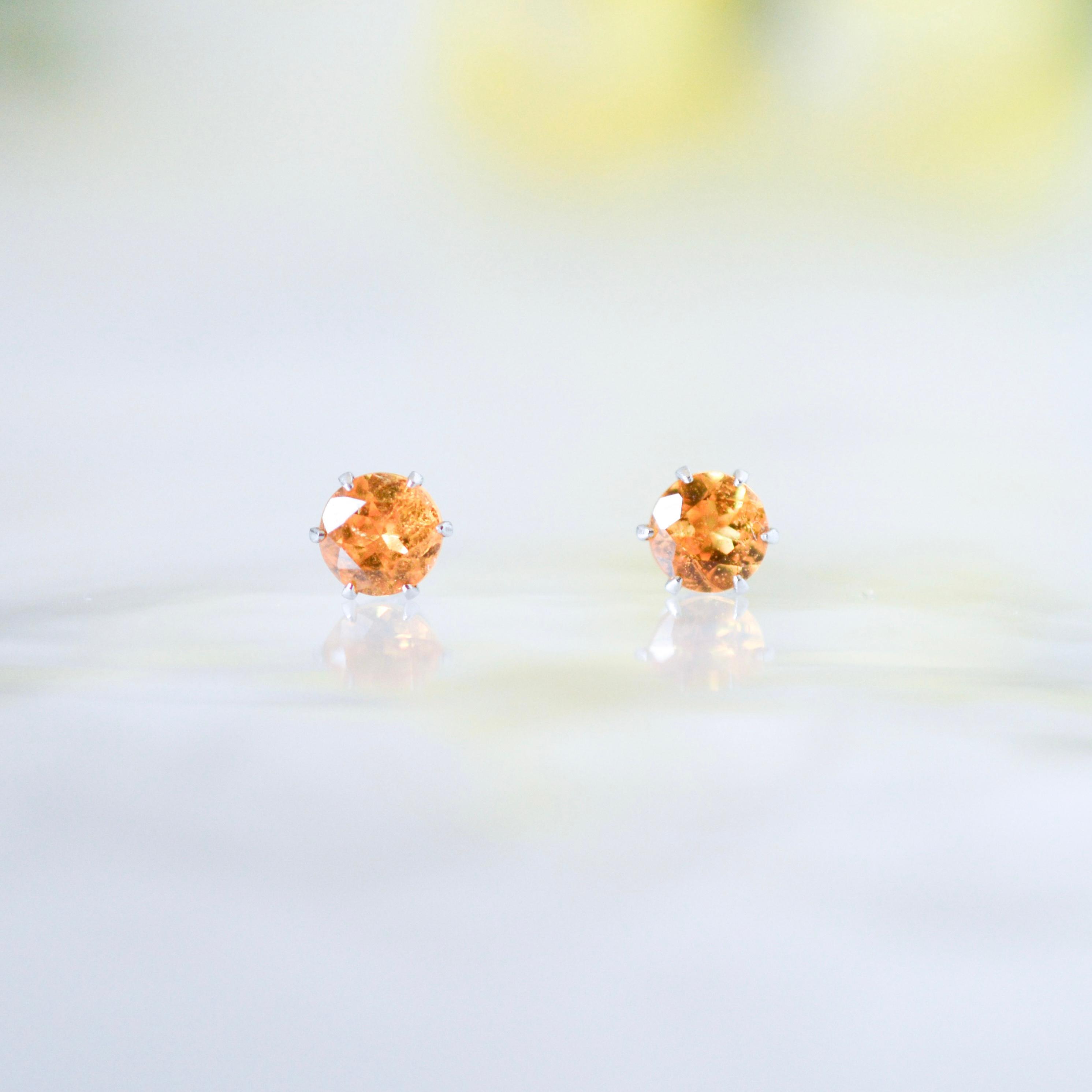 【スペサルタイトガーネットのお守りピアス】オレンジ / 4mm / 天然石 / サージカルステンレス / つけっぱなし1枚目の画像